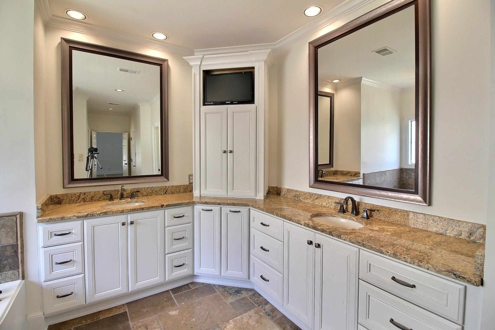 595 Kenrose Street Collierville, TN 38017 - Photo 21 of 38 a bathroom with double sink and a mirror