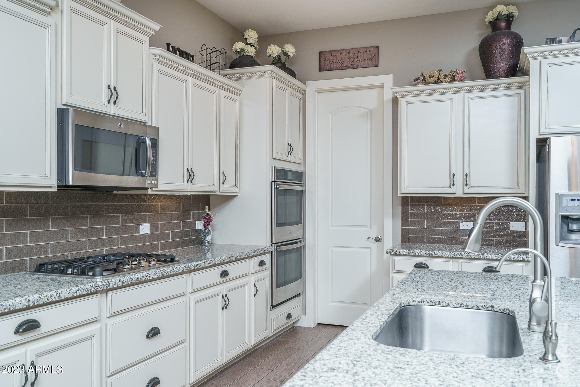 15663 West Berkeley Road Goodyear, AZ 85395 - Photo 5 of 47 10) KITCHEN