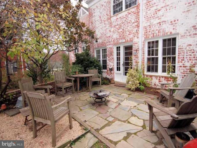 3237 Gunston Road, Unit 104 Alexandria, VA 22302 - Photo 9 of 16 a view of house with backyard and sitting area