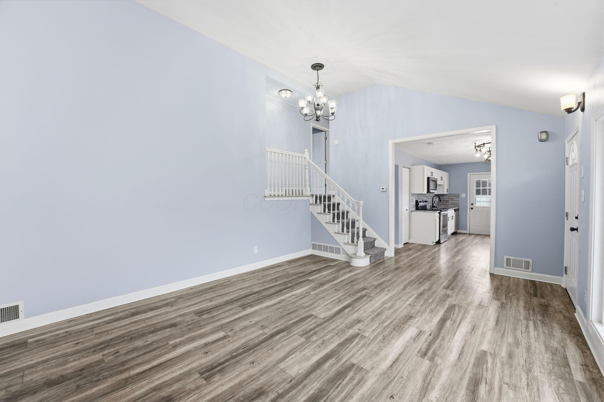 1260 Country Club Road Columbus, OH 43227 - Photo 3 of 28 Great Room