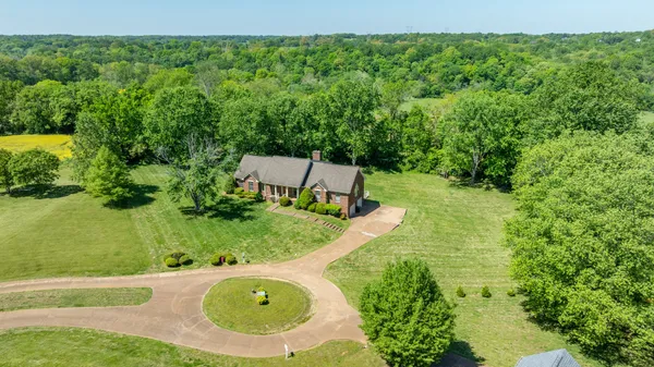 $629,440 | 325 Clearview Drive, Springfield, TN 37172