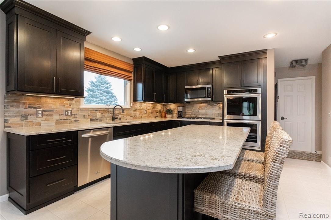 920 Ridgeview Circle Lake Orion, MI 48362 - Photo 5 of 23 11.jpg