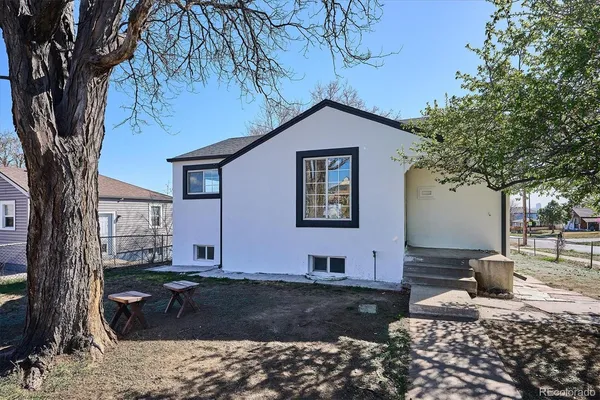 a front view of house with yard