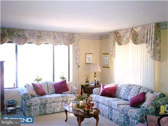 818 Crestview Road Philadelphia, PA 19128 - Photo 3 of 10 Living Room