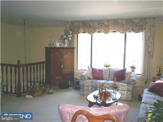 818 Crestview Road Philadelphia, PA 19128 - Photo 4 of 10 Living Room