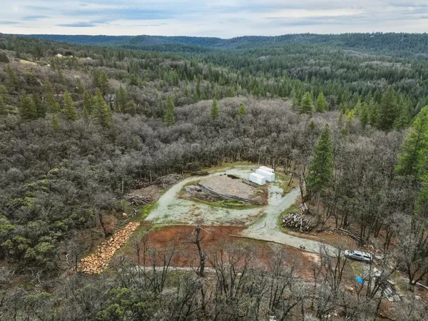 a view of a yard with a outdoor space