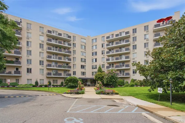 $474,900 | 135 Post Avenue, Unit 2J, Westbury, NY 11590