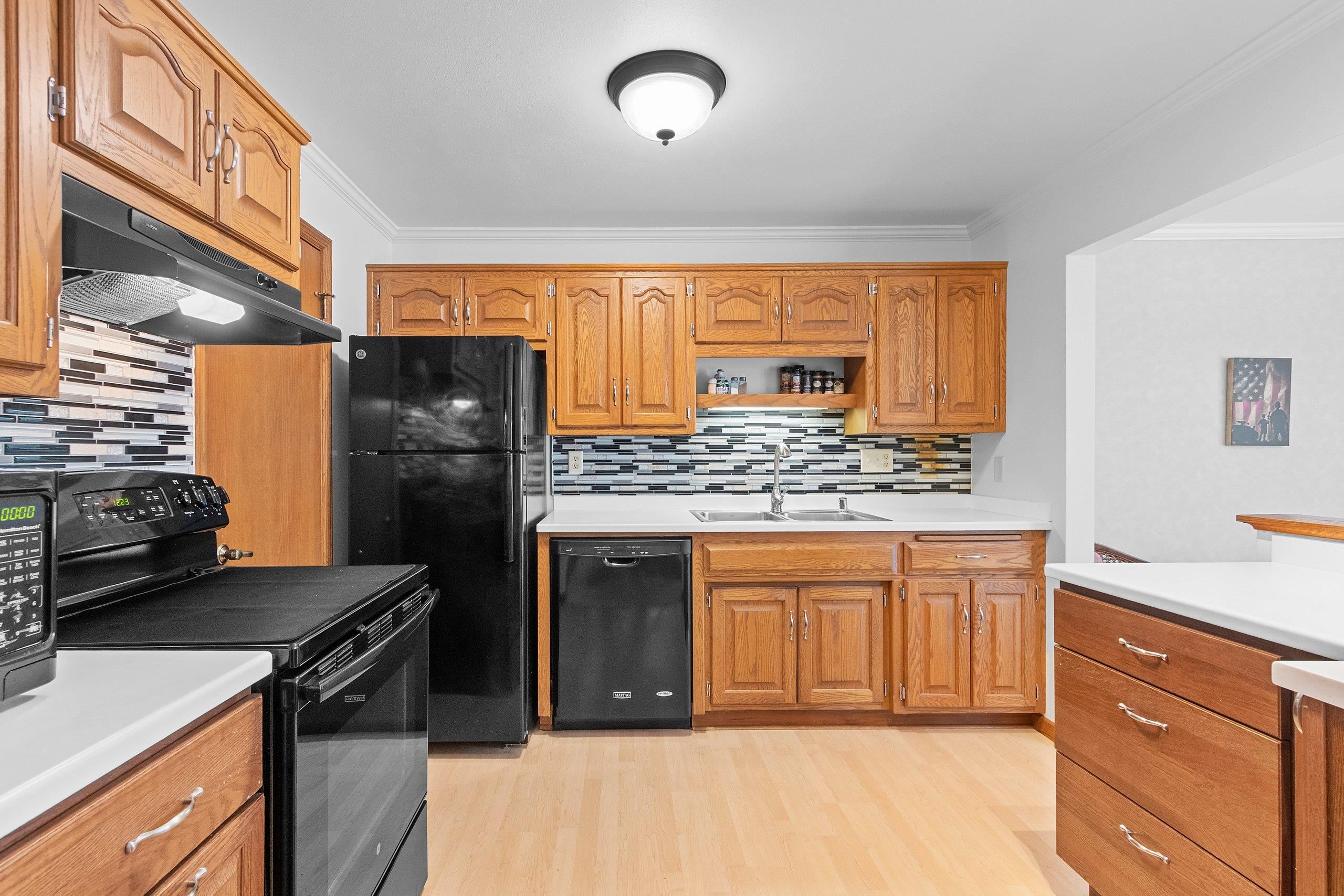 2945 Mossy Oak Circle Green Bay, WI 54311 - Photo 4 of 28