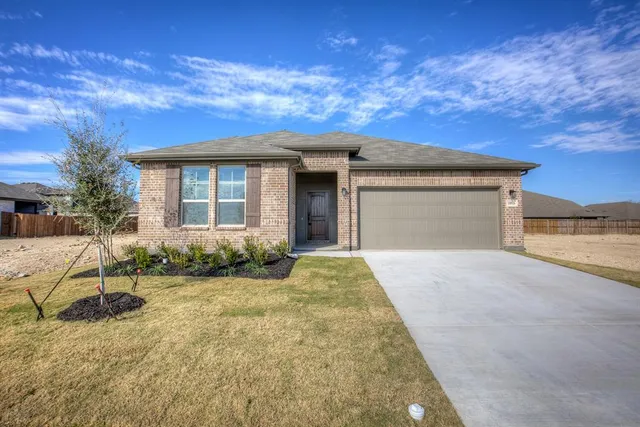a view of backyard of house with garage and yard