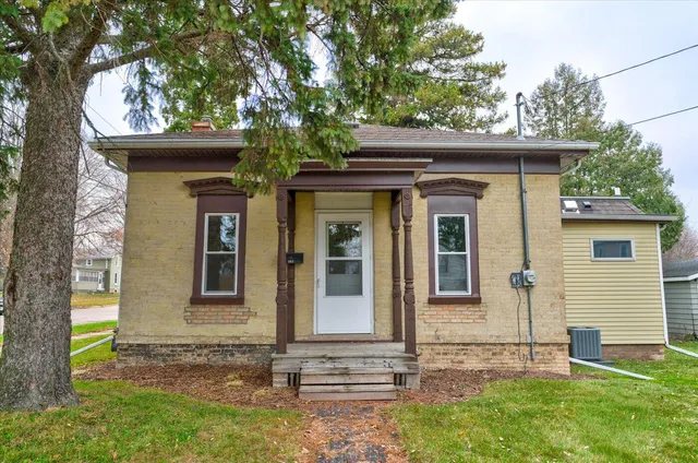 $199,900 | 401 South Montgomery Street, Watertown, WI 53094