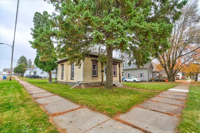 $199,900 | 401 South Montgomery Street, Watertown, WI 53094