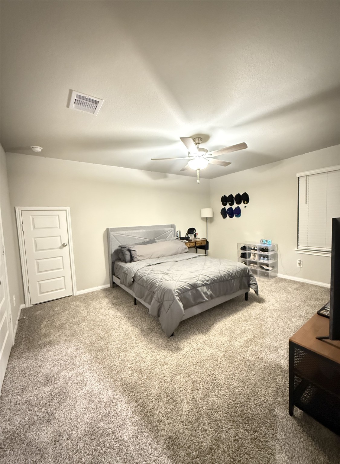 10807 Sugar Pne Lane Rosharon, TX 77583 - Photo 14 of 20 a spacious bedroom with a bed and couch