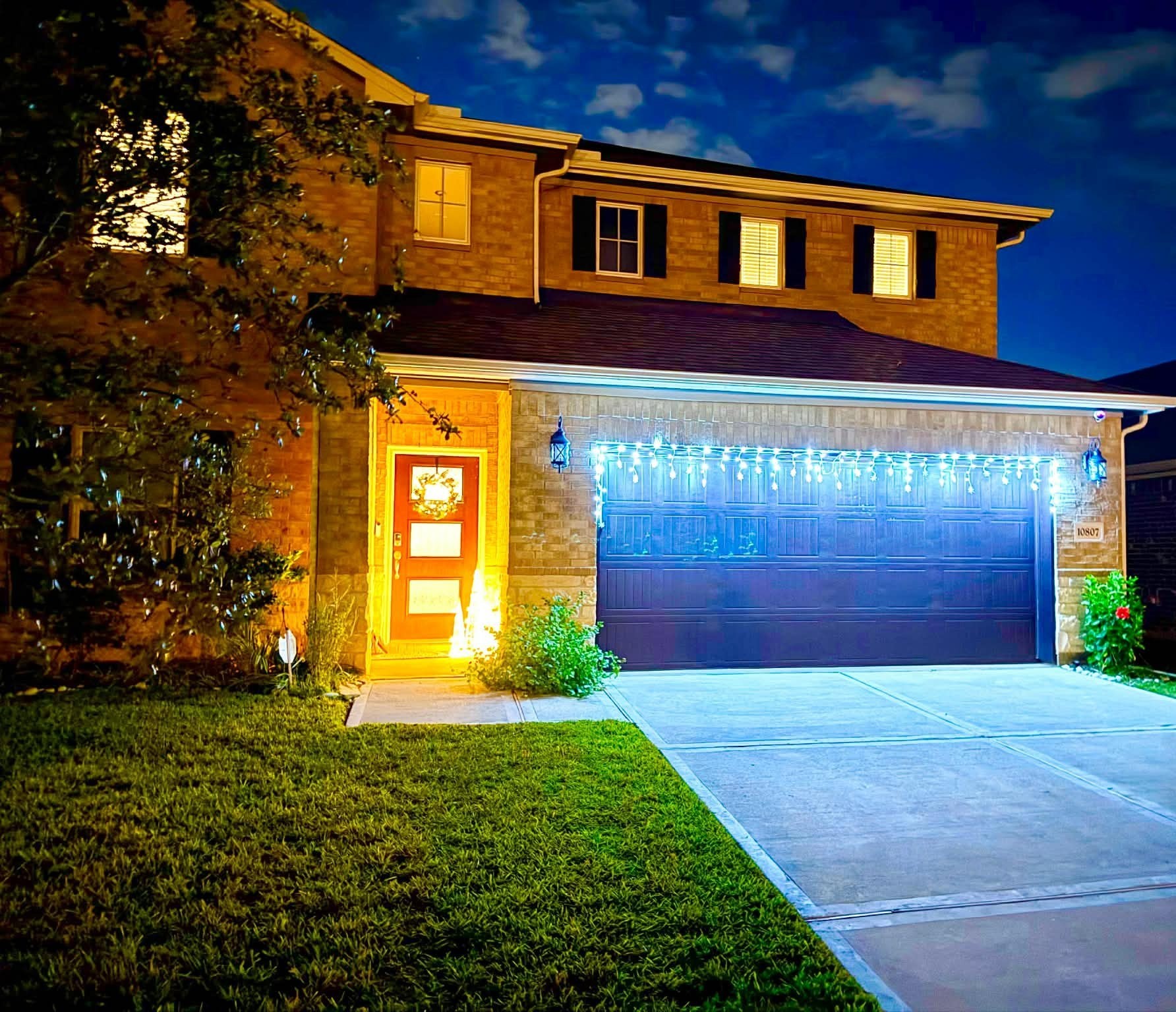 10807 Sugar Pne Lane Rosharon, TX 77583 - Photo 18 of 20 a front view of a house with garden