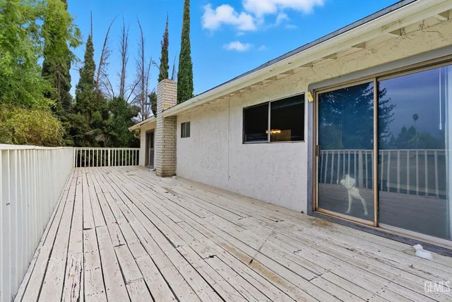 a view of backyard with small space