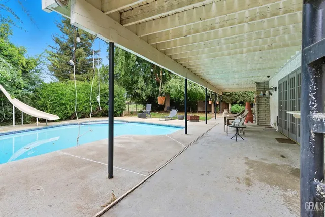 a view of a entertaining space