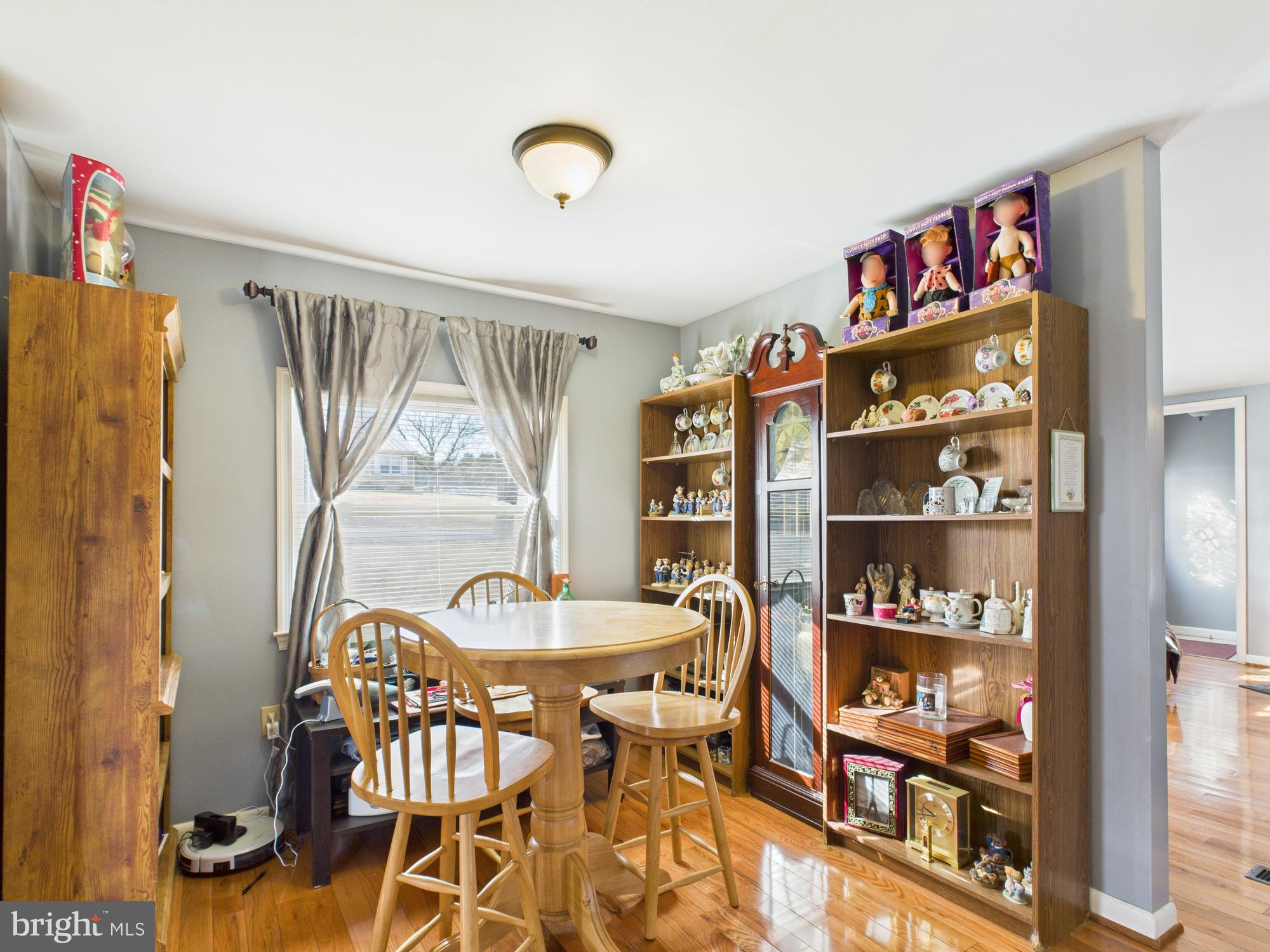 364 Bethel Grange Road Winchester, VA 22603 - Photo 23 of 52 a dining room with furniture and a book shelf