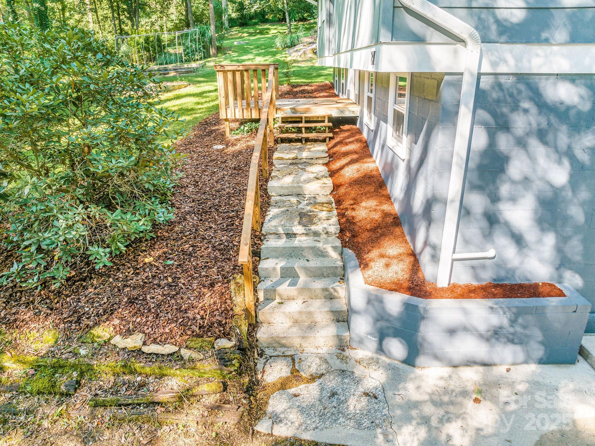 87 Crows Nest Road Hendersonville, NC 28791 - Photo 3 of 33 Gallery Image 3