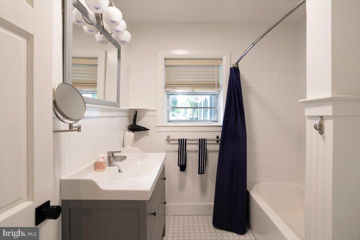 25 Algonquin Road Cambridge, MD 21613 - Photo 20 of 57 Full bath at end of hall