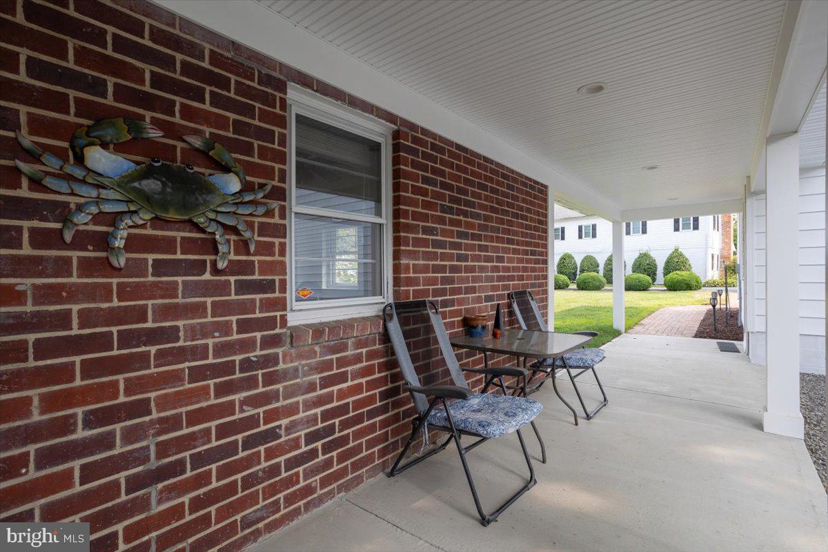 25 Algonquin Road Cambridge, MD 21613 - Photo 28 of 57 Breezeway between garage and sunroom