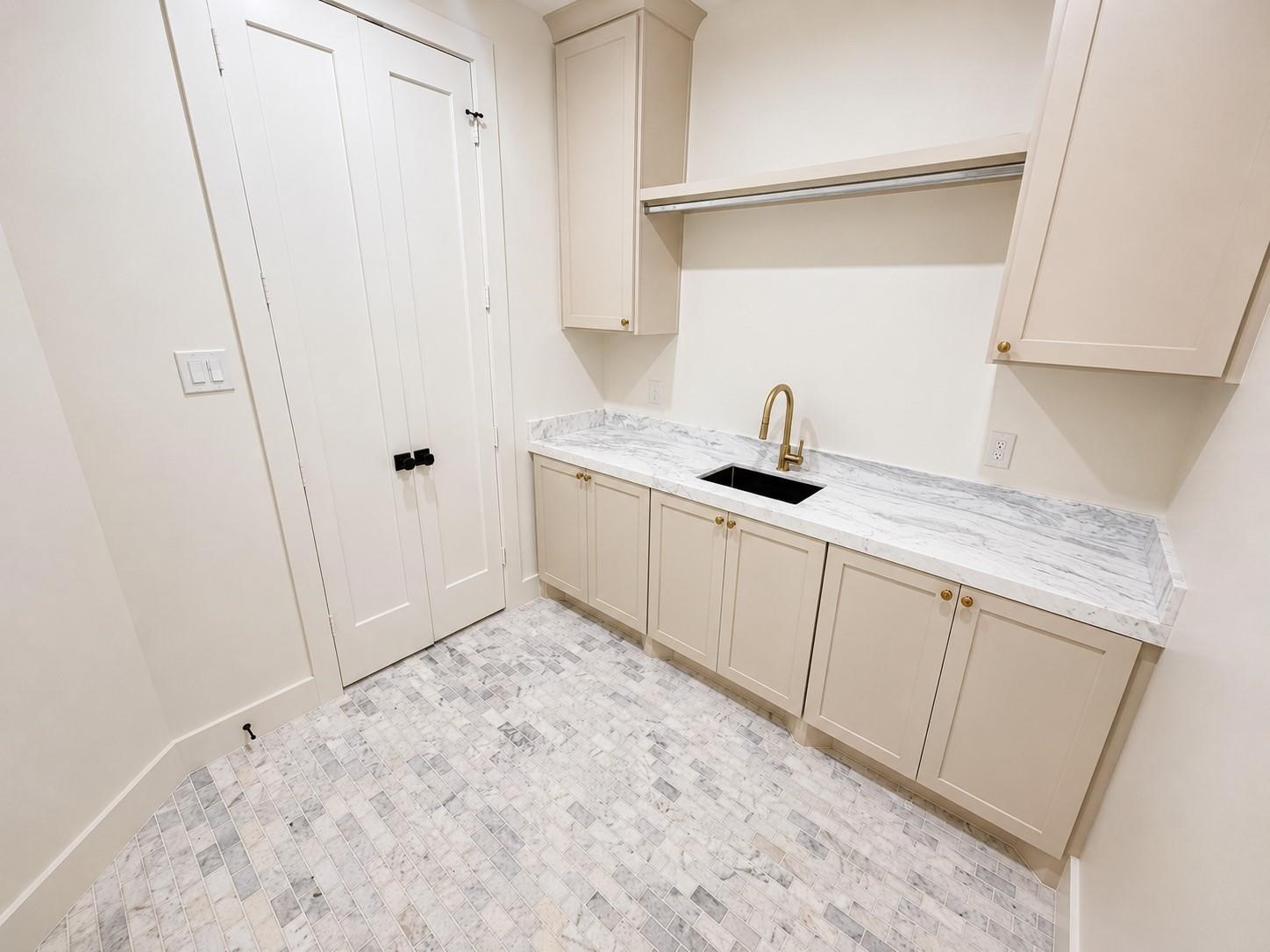 2325 Wroxton Road Houston, TX 77005 - Photo 22 of 41 Laundry room