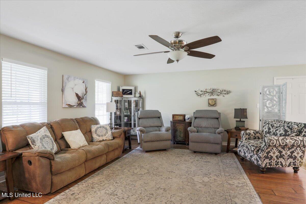 81 Griffith Road Hattiesburg, MS 39402 - Photo 6 of 34 06-Living Room
