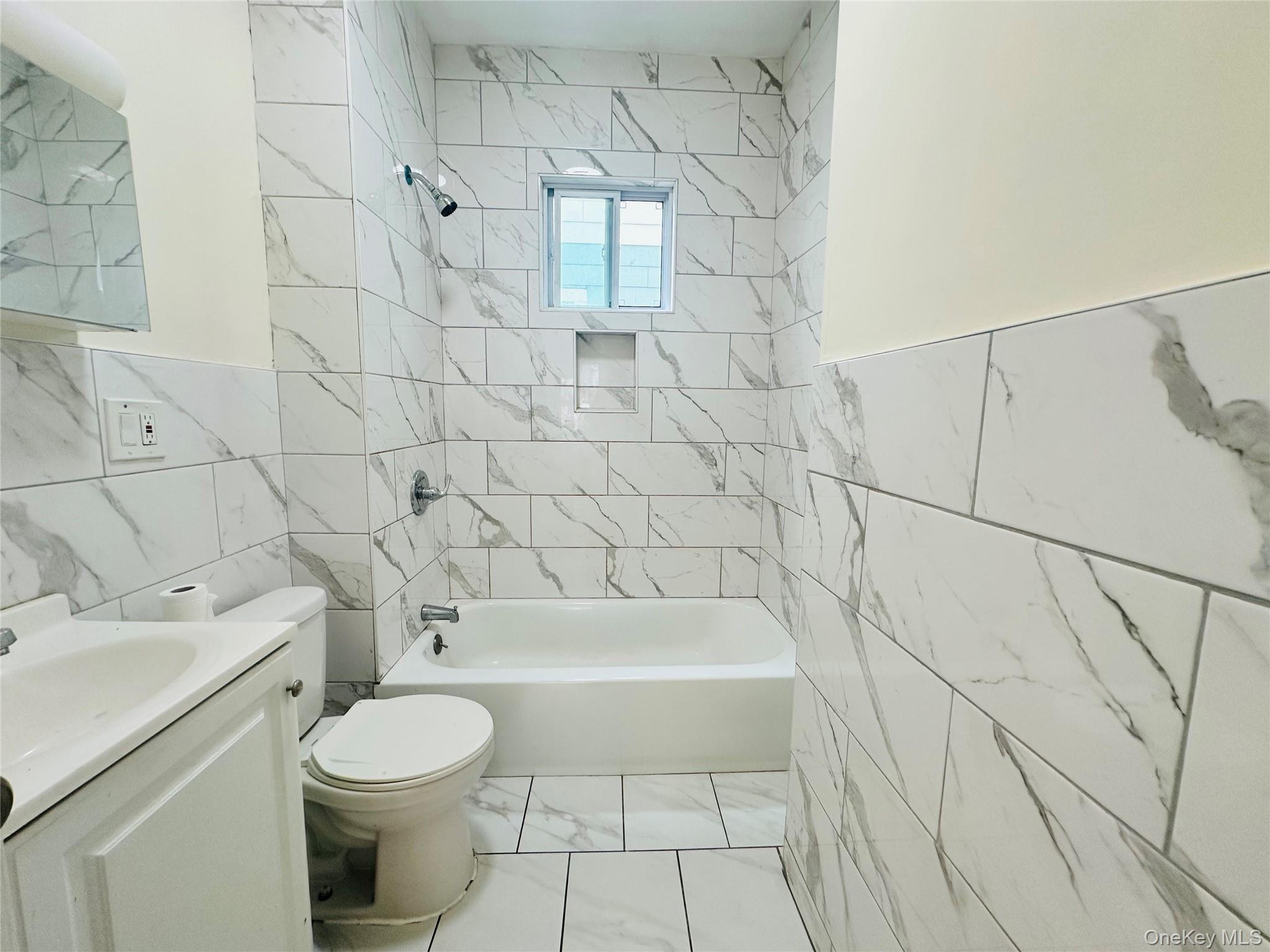 71 North Hamilton Street Poughkeepsie, NY 12601 - Photo 13 of 15 a bathroom with a toilet and a bathtub