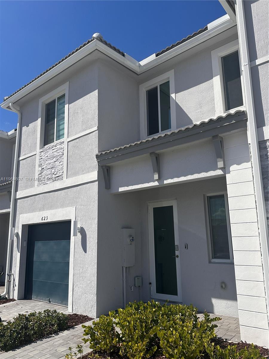 623 Southeast 13th St Circle Homestead, FL 33034 - Photo 1 of 28 a front view of a house