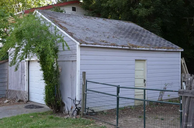 a view of a house with backyard