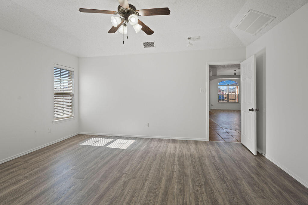 9809 Iola Avenue Lubbock, TX 79424 - Photo 12 of 29 DRG00857