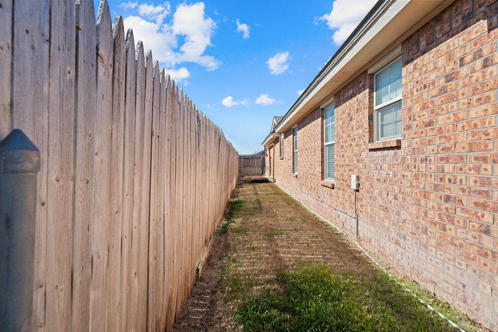 9809 Iola Avenue Lubbock, TX 79424 - Photo 28 of 29 DRG00937