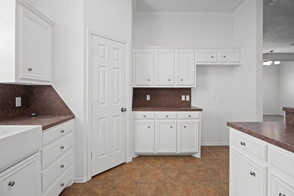 9809 Iola Avenue Lubbock, TX 79424 - Photo 9 of 29 DRG00842