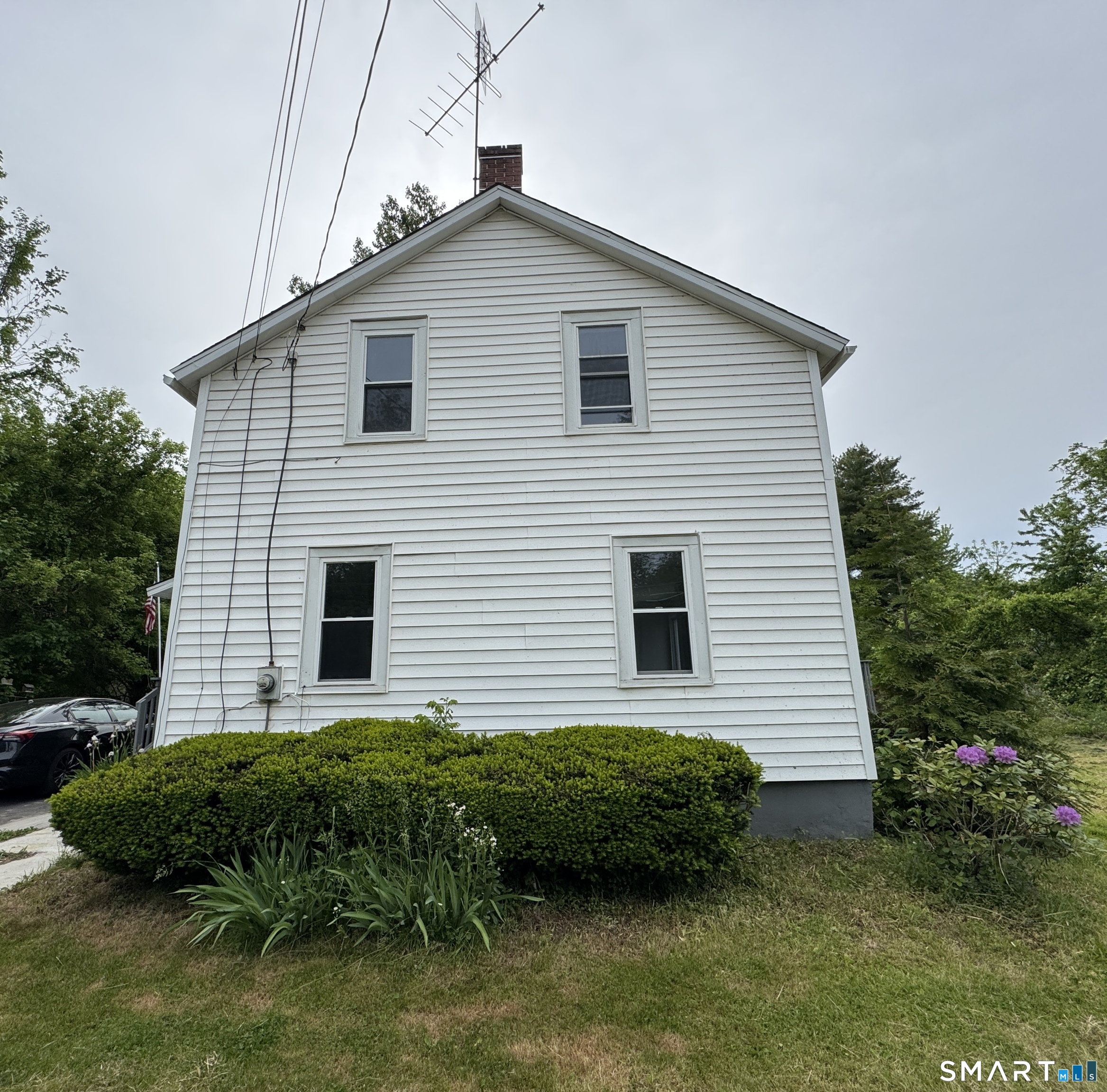 10 Center Street Windsor Locks, CT 06096 - Photo 21 of 25 a front view of a house with a garden