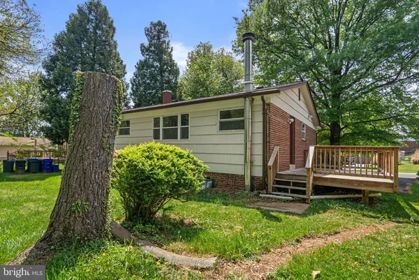a view of a house with backyard and a garden