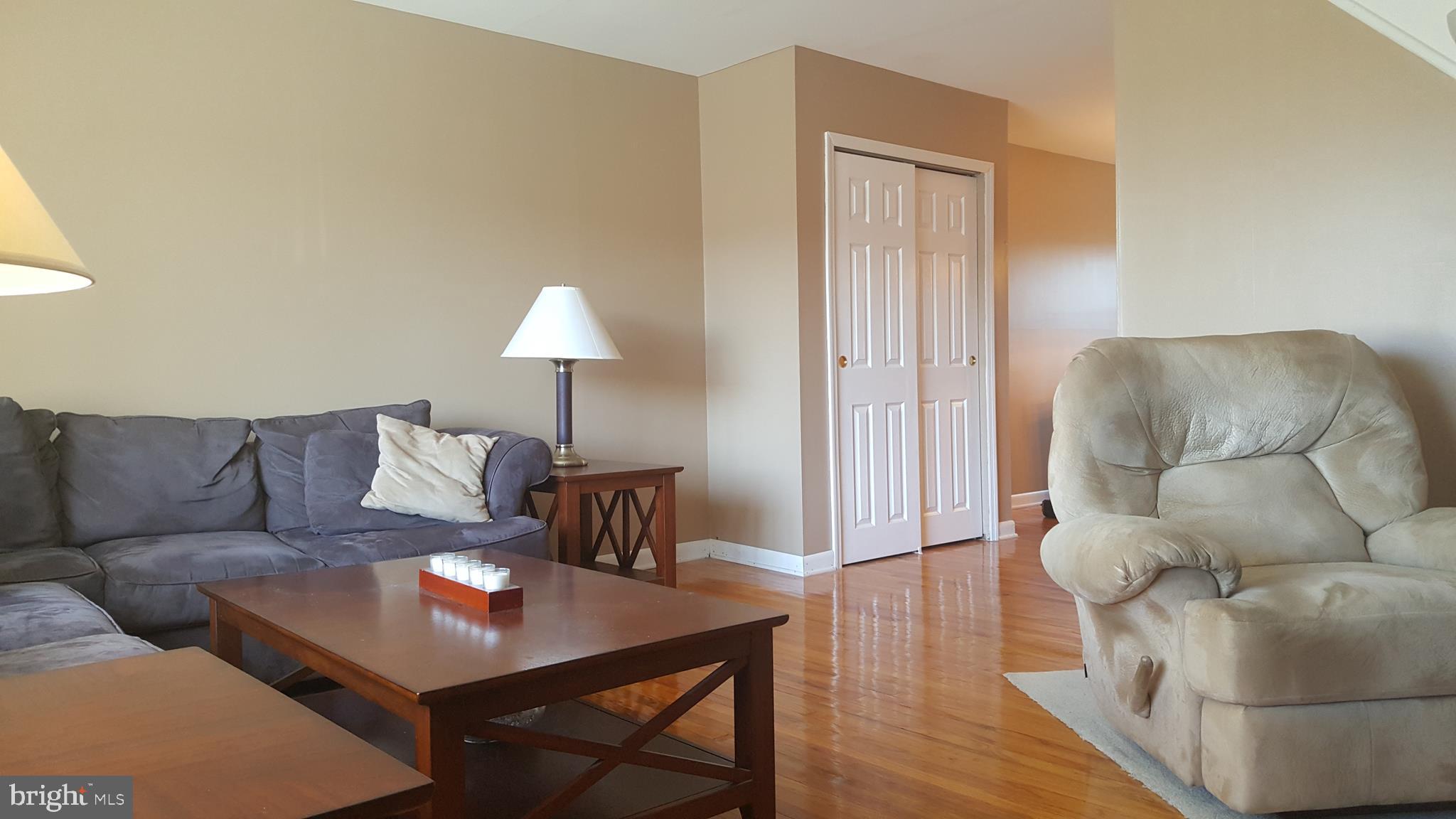 3311 Gurley Road Philadelphia, PA 19154 - Photo 5 of 17 Living Room