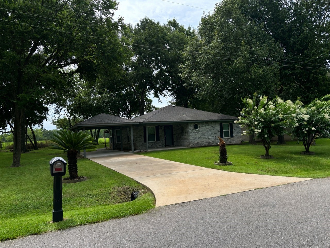 11950 North Ridgeway Willis, TX 77318 - Photo 2 of 15 a front view of a house with garden