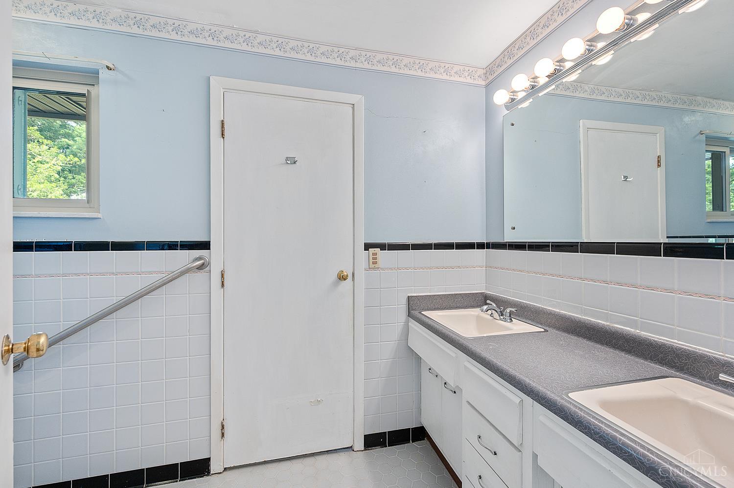 1976 Adams Road Cincinnati, OH 45231 - Photo 21 of 47 Gallery Image 21