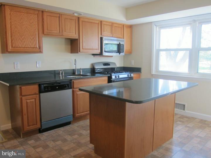 37 Maple Stream Road East Windsor, NJ 08520 - Photo 4 of 22 Kitchen
