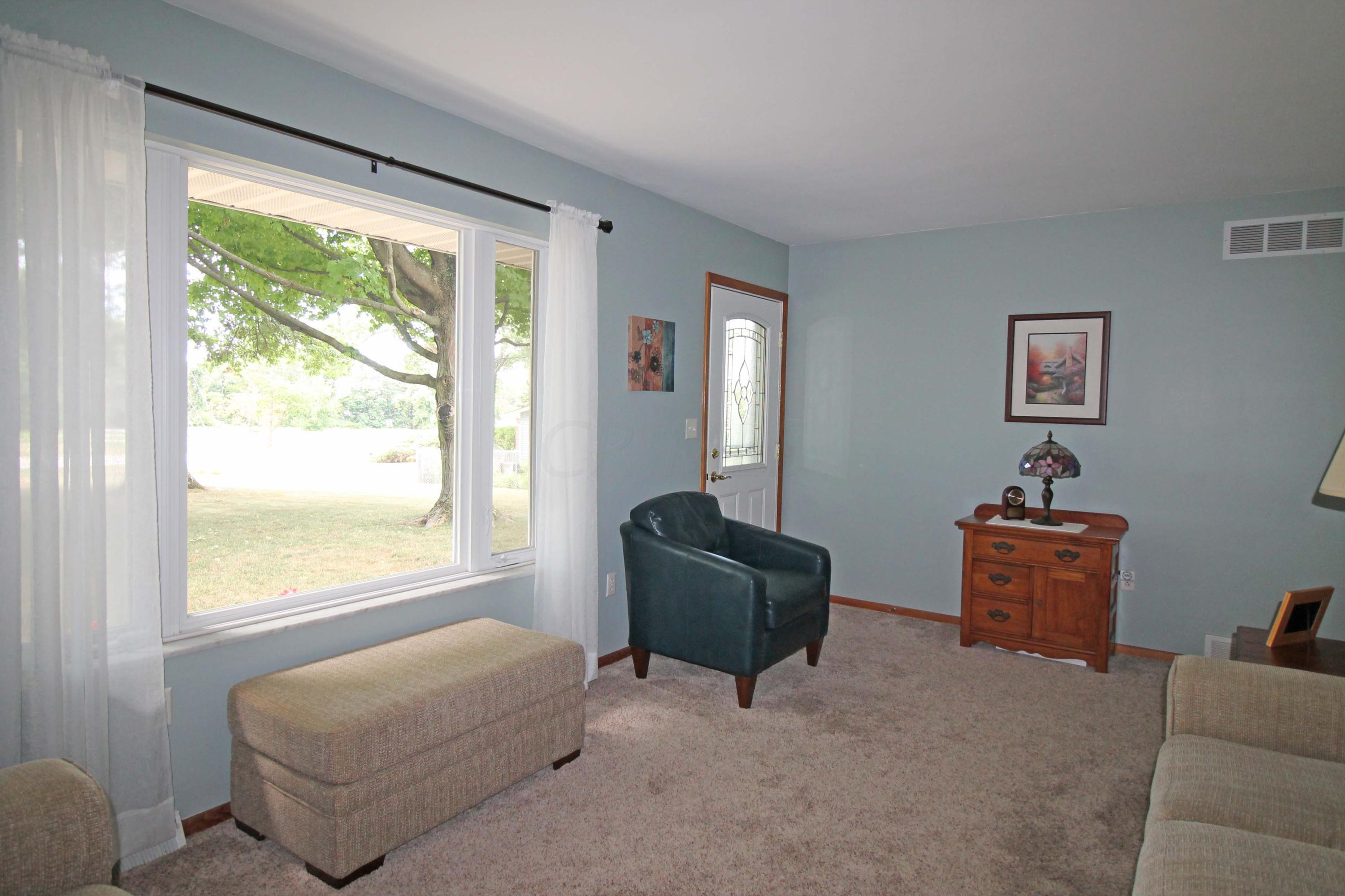 548 Clark State Road Columbus, OH 43230 - Photo 4 of 37