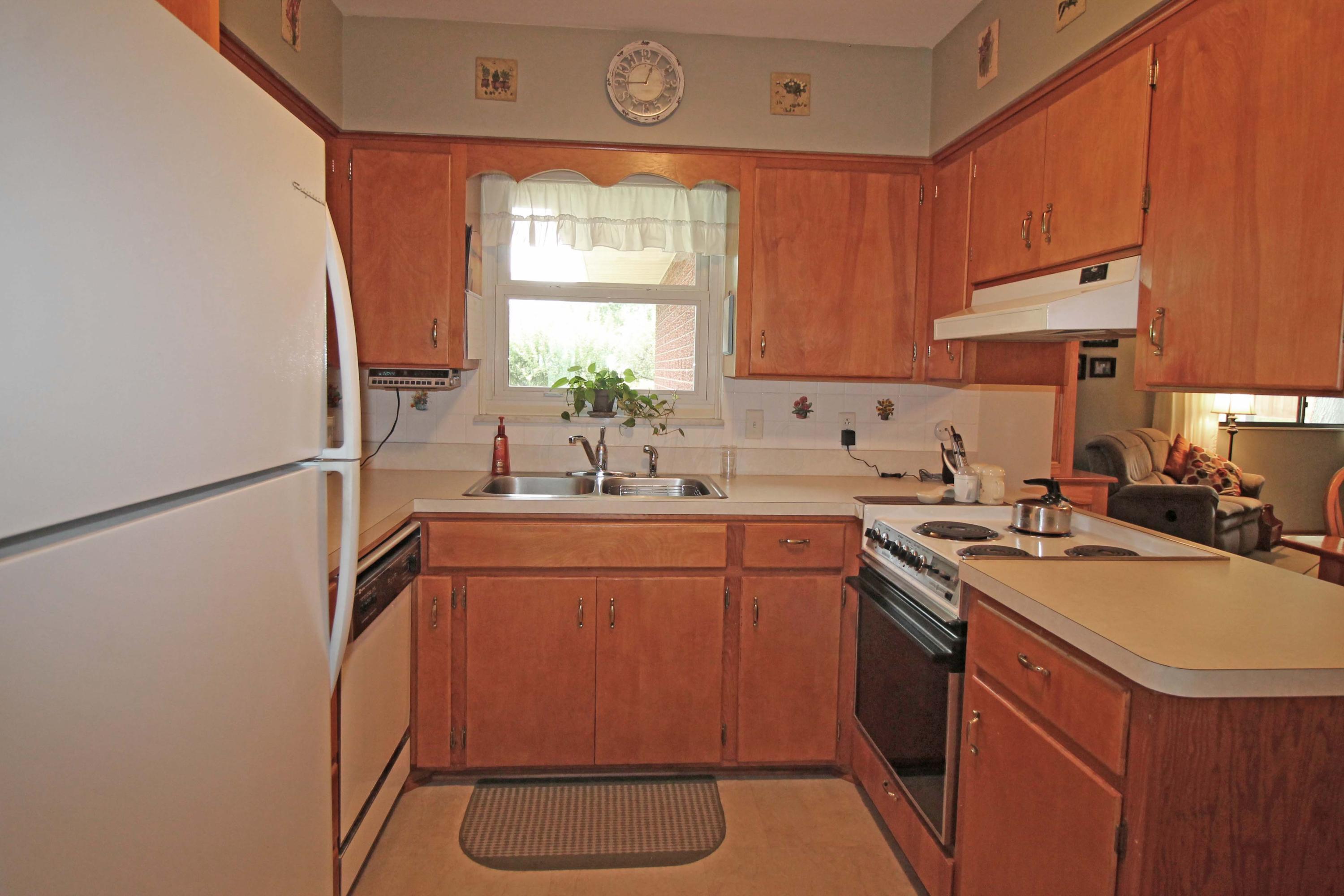 548 Clark State Road Columbus, OH 43230 - Photo 5 of 37
