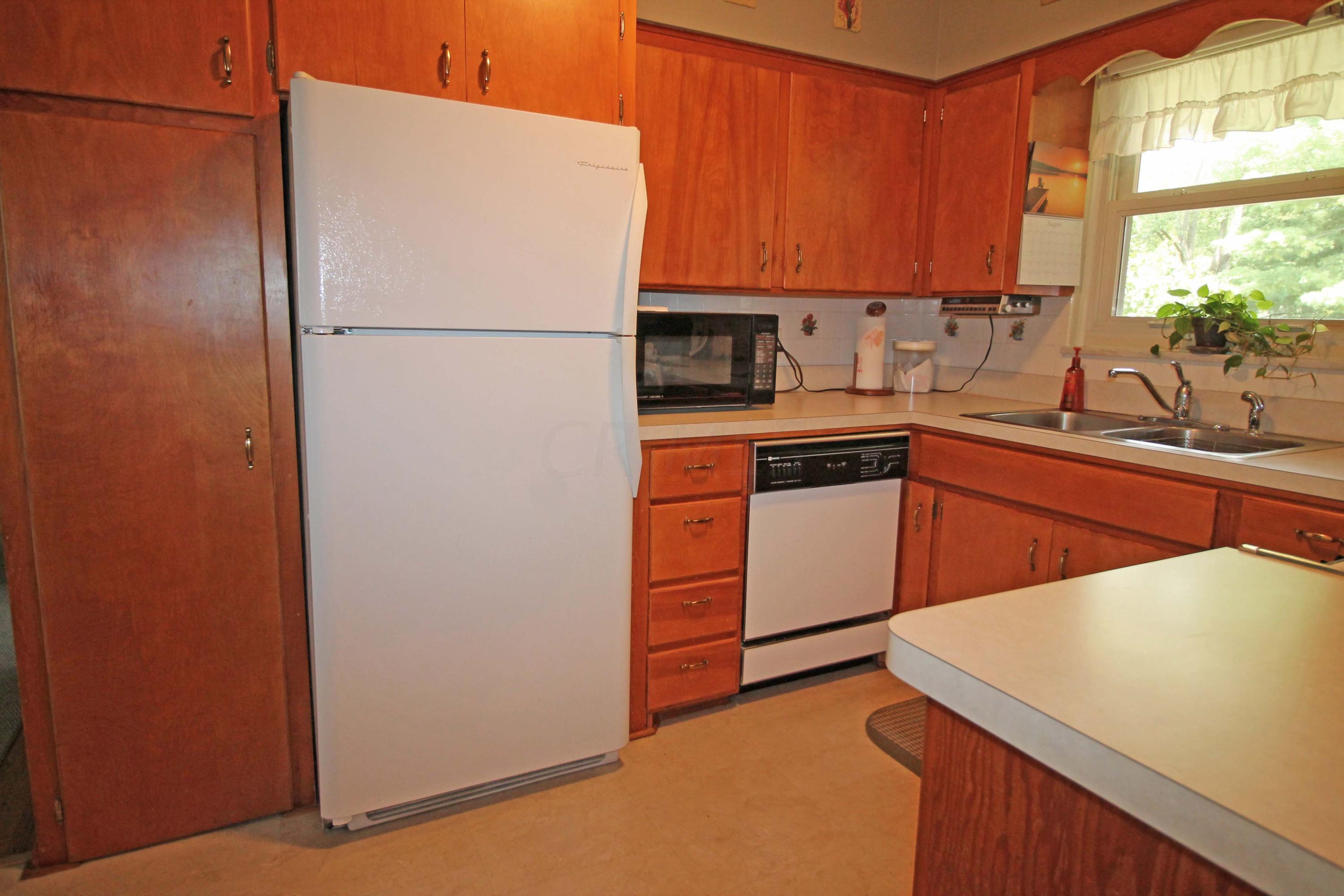 548 Clark State Road Columbus, OH 43230 - Photo 6 of 37