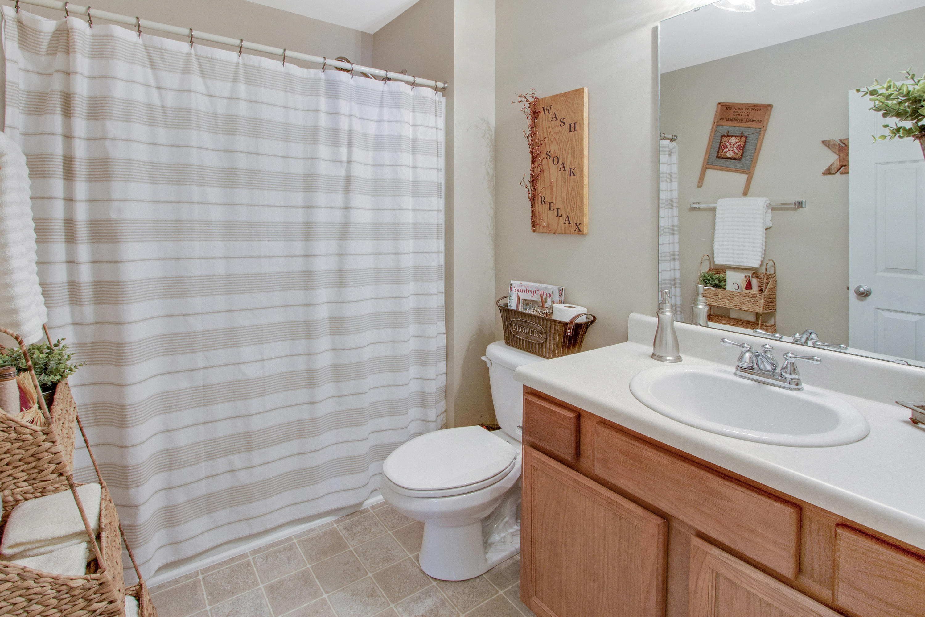 215 Island Green Road Goose Creek, SC 29445 - Photo 14 of 17 Hallway bathroom
