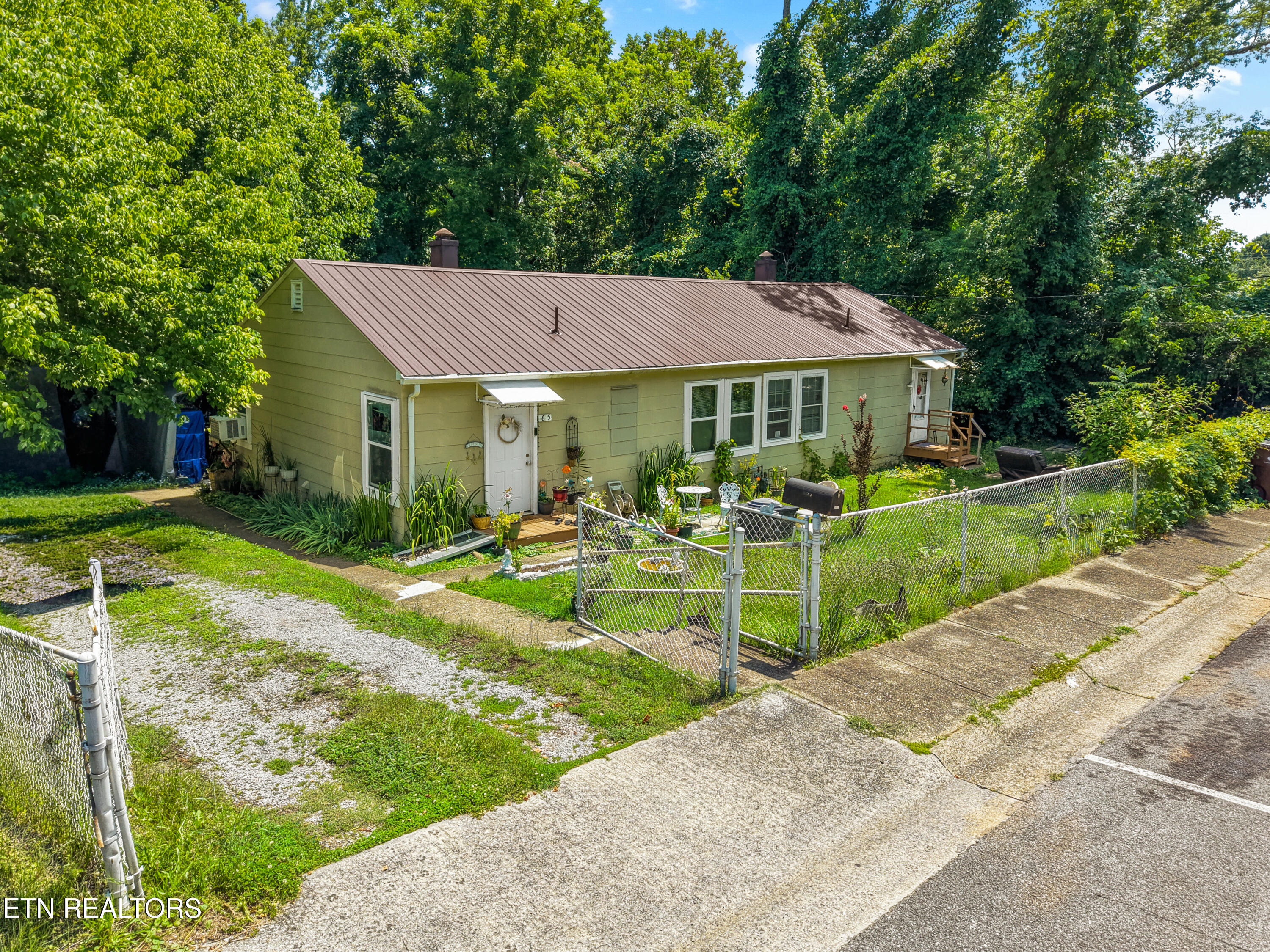 165 Latimer Road Oak Ridge, TN 37830 - Photo 2 of 13 04-165 Latimer Rd 22