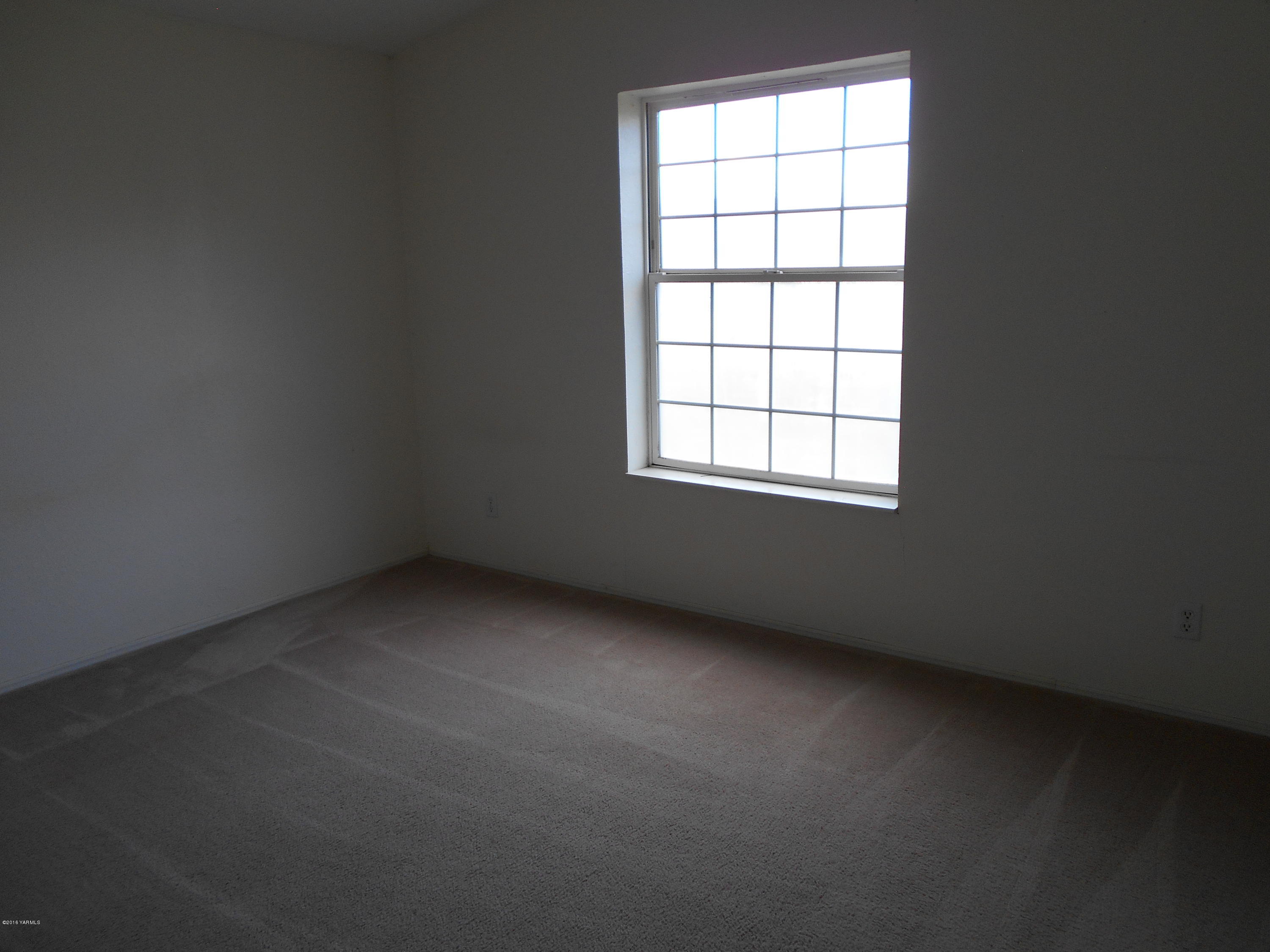 4051 Wenas Road South Selah, WA 98942 - Photo 14 of 21 an empty room with a window
