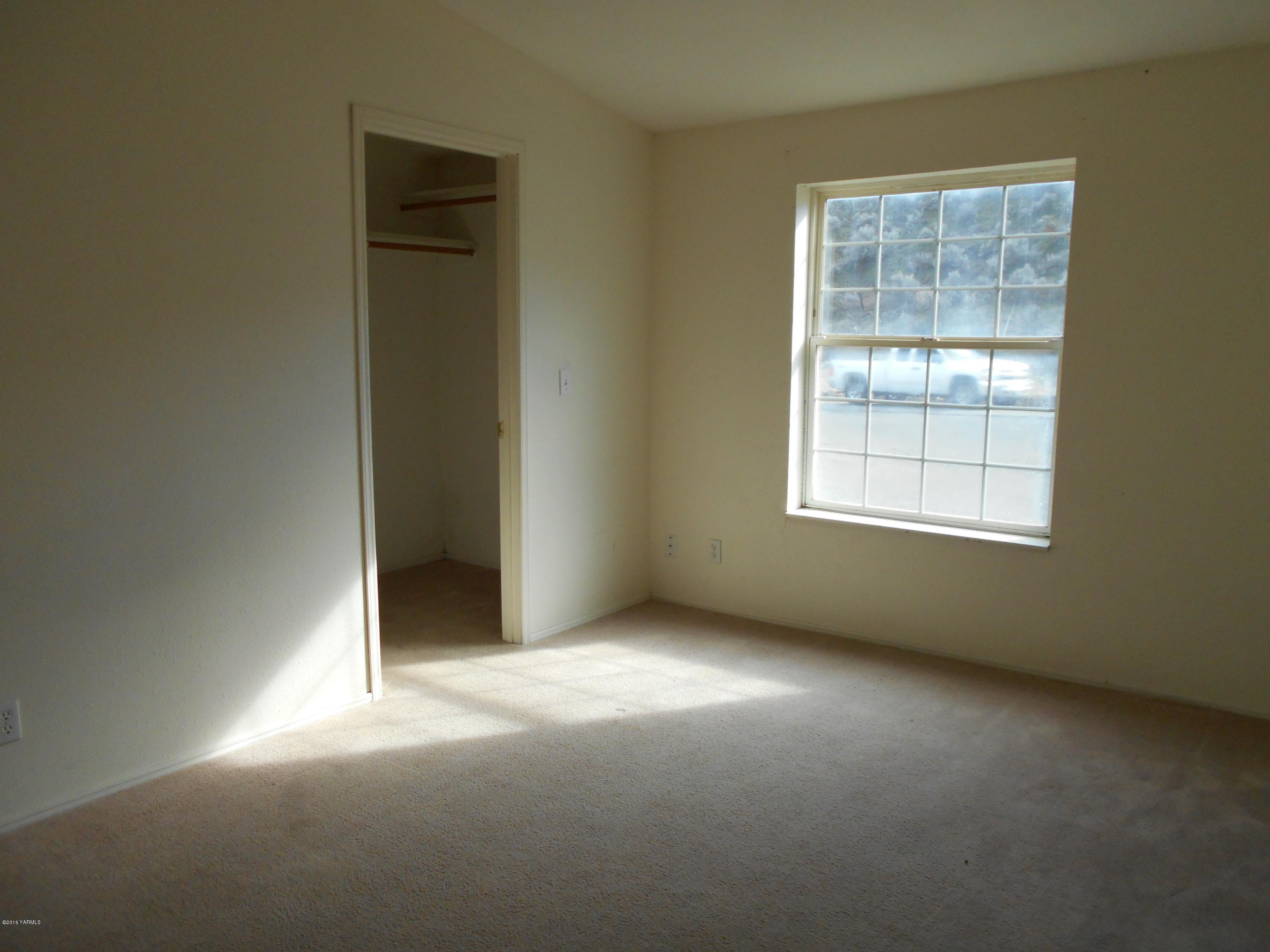 4051 Wenas Road South Selah, WA 98942 - Photo 16 of 21 an empty room with a window