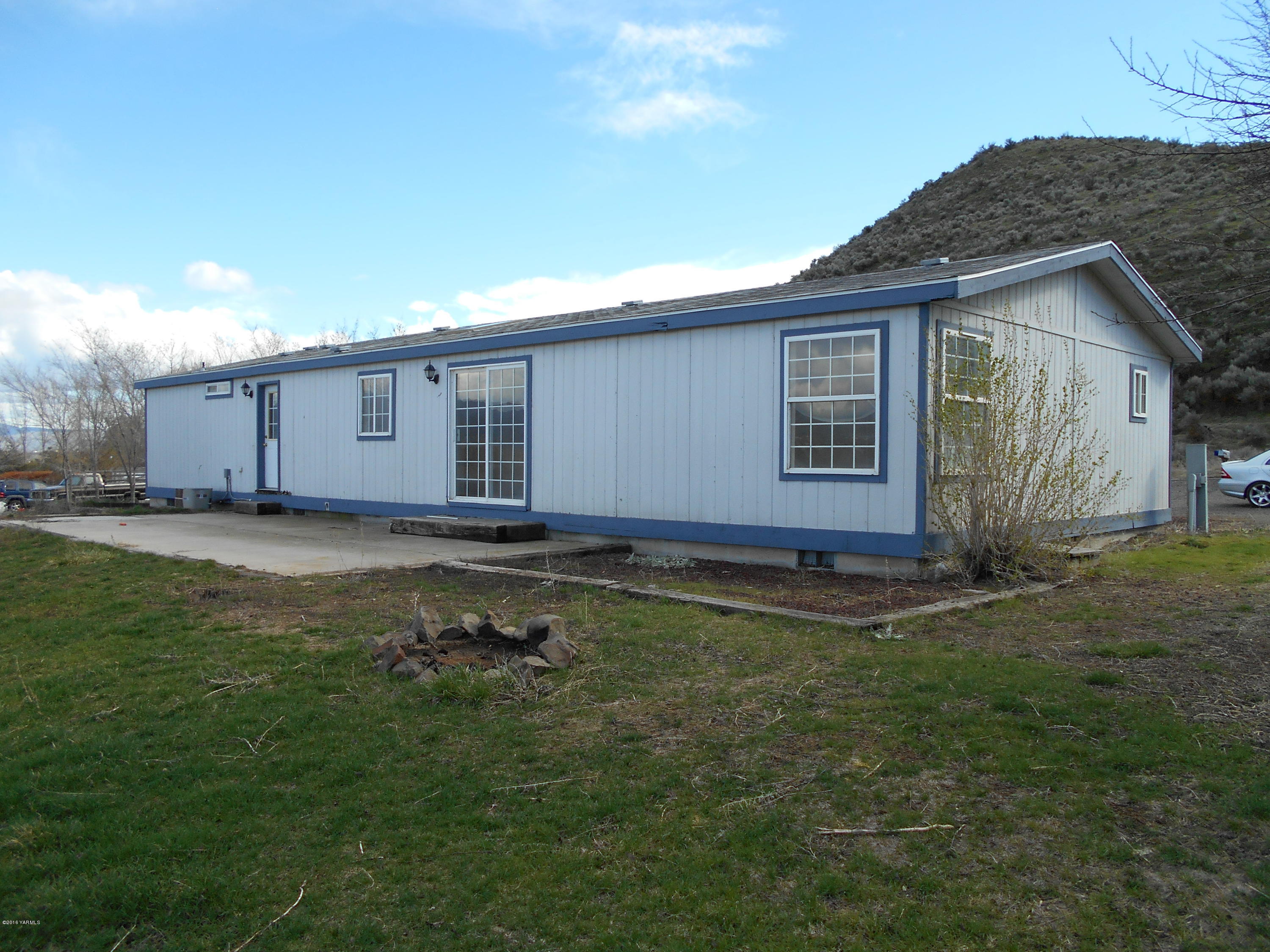 4051 Wenas Road South Selah, WA 98942 - Photo 18 of 21 a view of a house with a yard