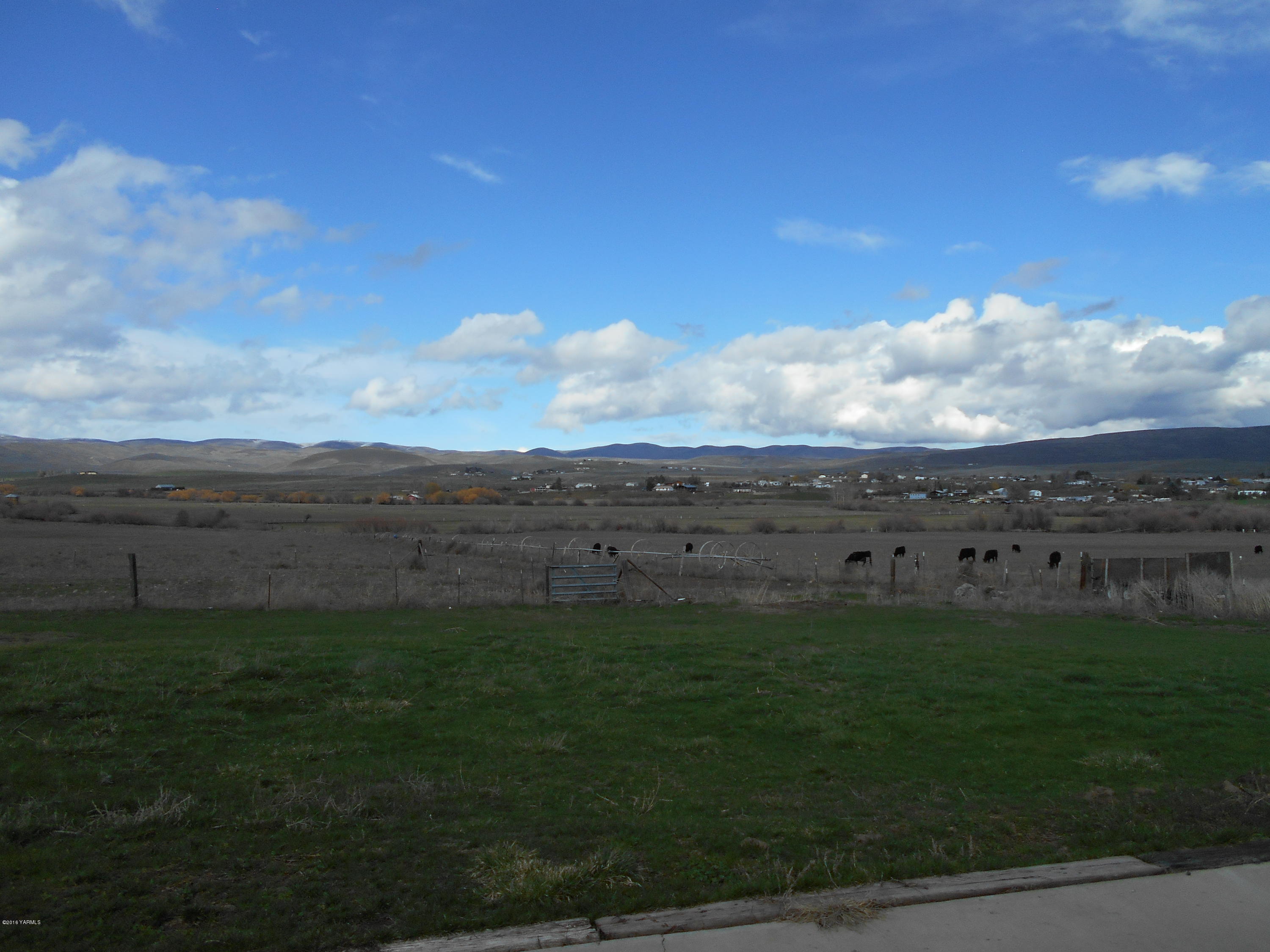 4051 Wenas Road South Selah, WA 98942 - Photo 19 of 21 a view of a city