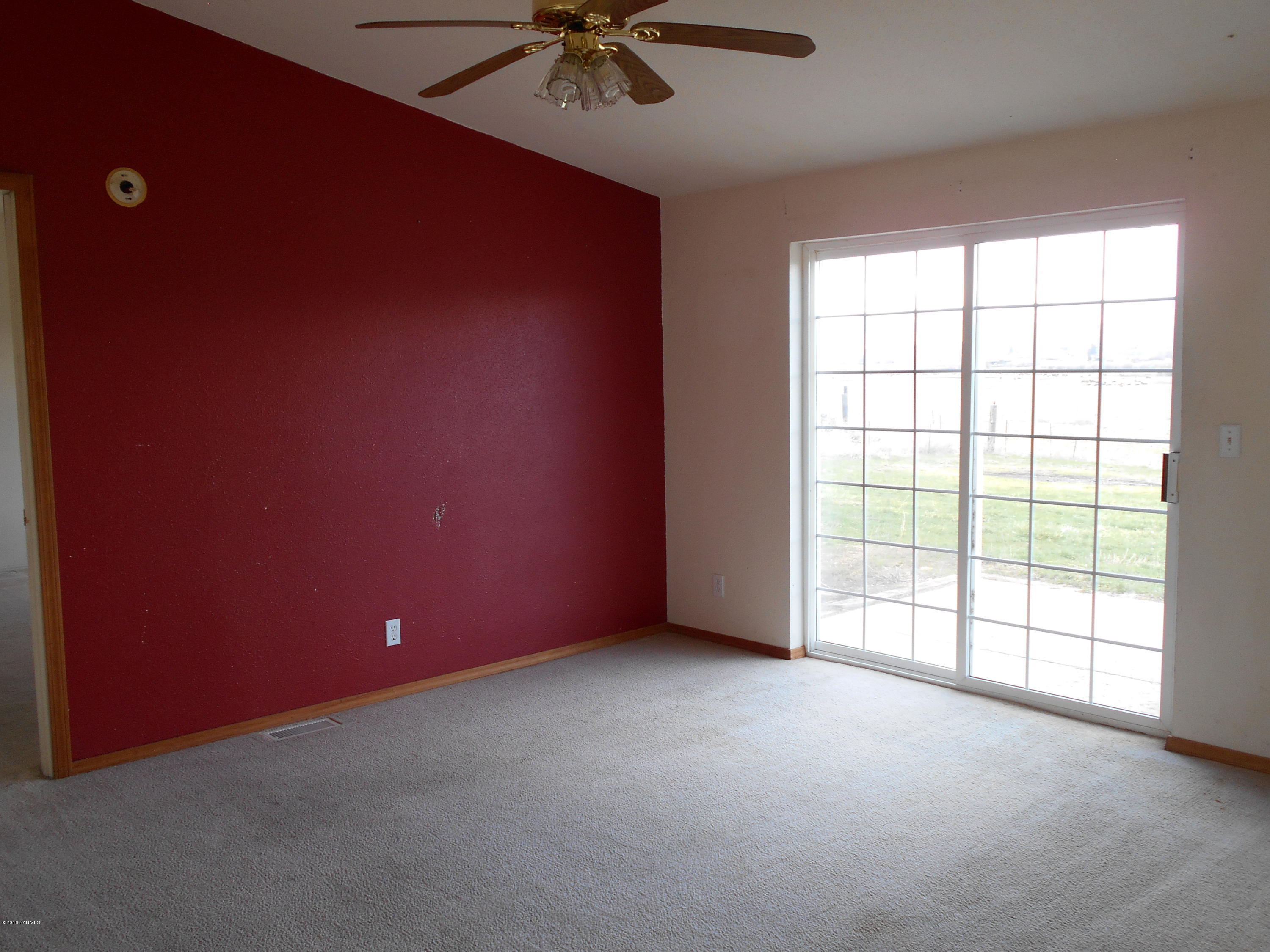 4051 Wenas Road South Selah, WA 98942 - Photo 4 of 21 an empty room with a window