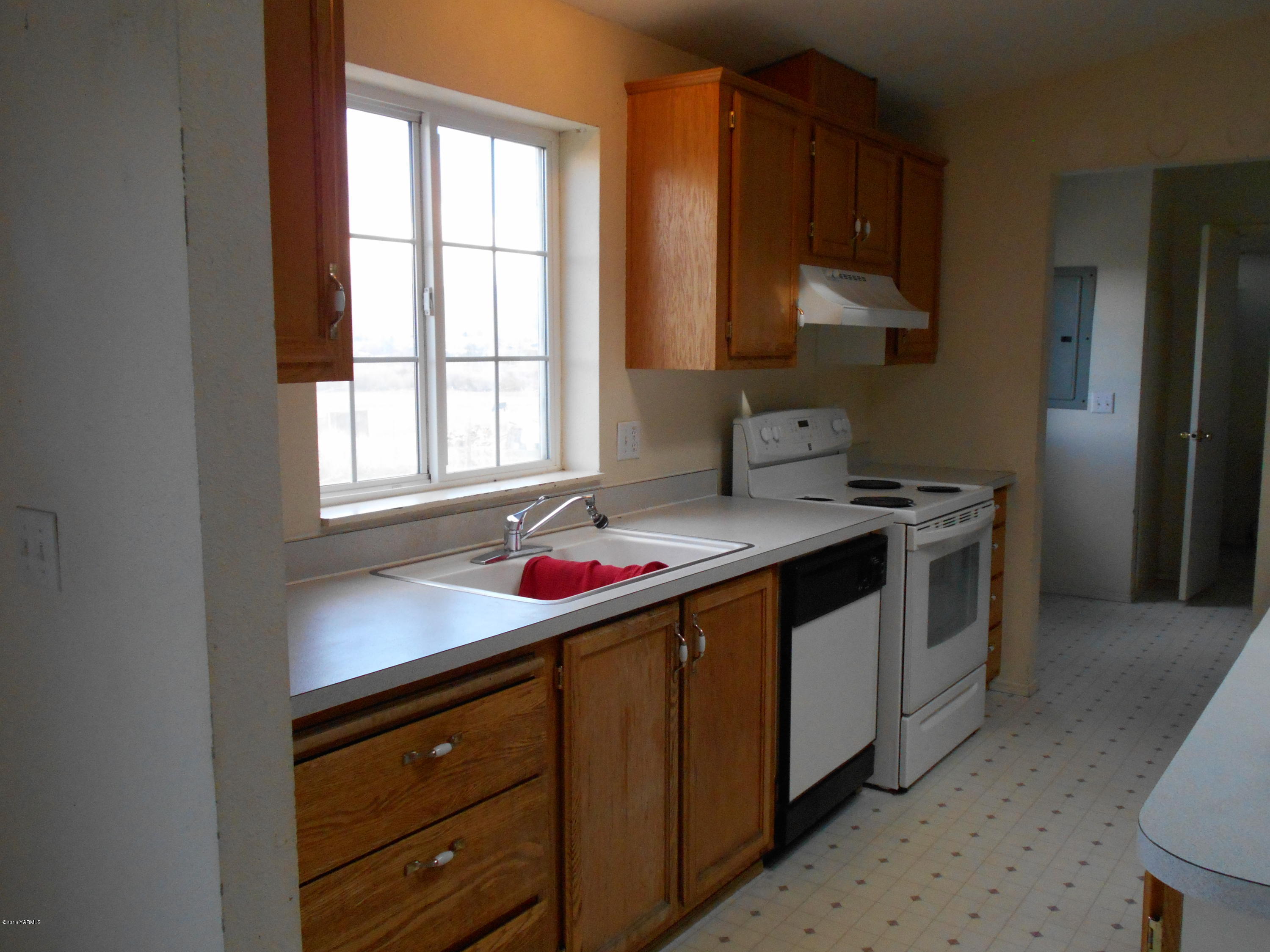 4051 Wenas Road South Selah, WA 98942 - Photo 6 of 21 a kitchen with a stove and a sink