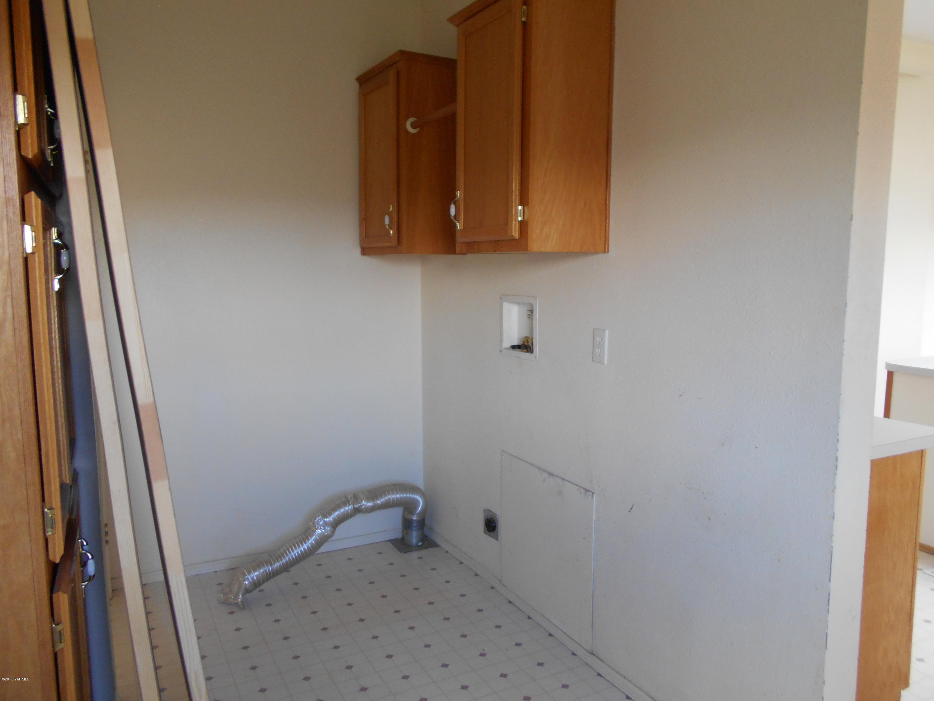 4051 Wenas Road South Selah, WA 98942 - Photo 8 of 21 a bathroom with a sink