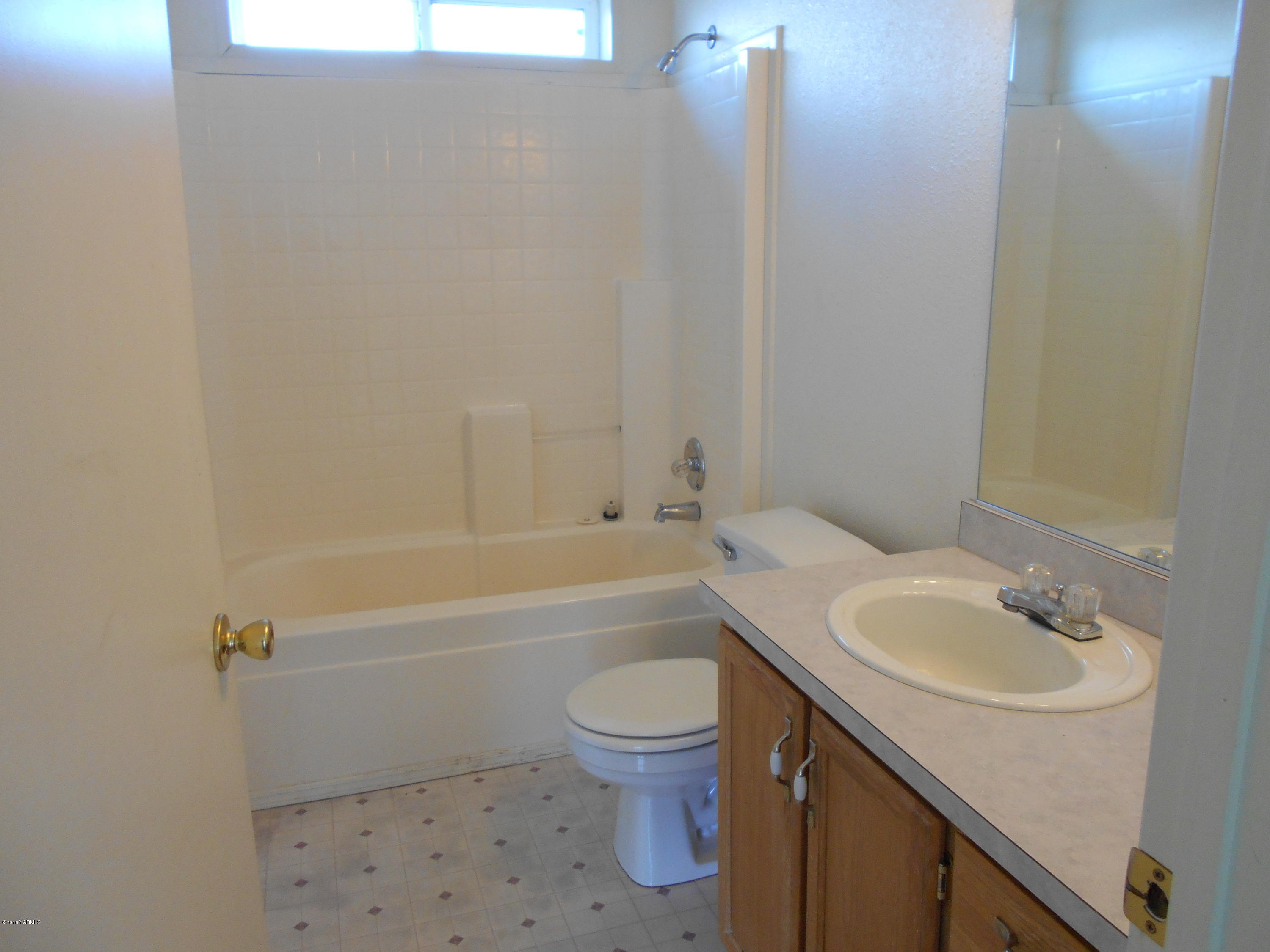 4051 Wenas Road South Selah, WA 98942 - Photo 9 of 21 a bathroom with a sink a toilet and a bathtub